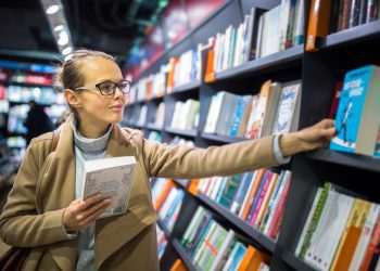 Comércio varejista cai 0,1% de janeiro para fevereiro