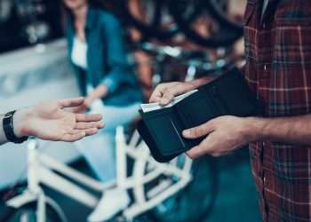 Dinheiro e carteiras virtuais são métodos de pagamento menos utilizados no Brasil em 2023