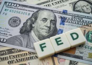 Taxas de juros rondam ajustes e dólar traz viés de alta em véspera de Fed