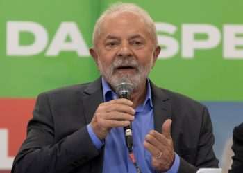 Lula diz que não vai vender Petrobras e Correios e critica privatização da Eletrobras