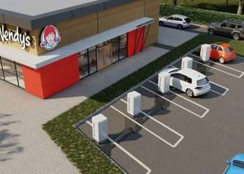 A rede de fast-food Wendy's está testando nos Estados Unidos robôs autônomos subterrâneos para entregar pedidos feitos no drive thru. Os pedidos saem da cozinha e em alguns segundos são transportados pelo subsolo até pontos de coleta posicionados no estacionamento.