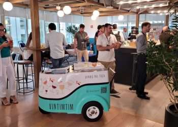 Vintimtim lança vinho na taça, pronto para ser consumido