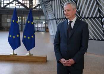 França anuncia início de produção em fábrica de chips e maior investimento no setor