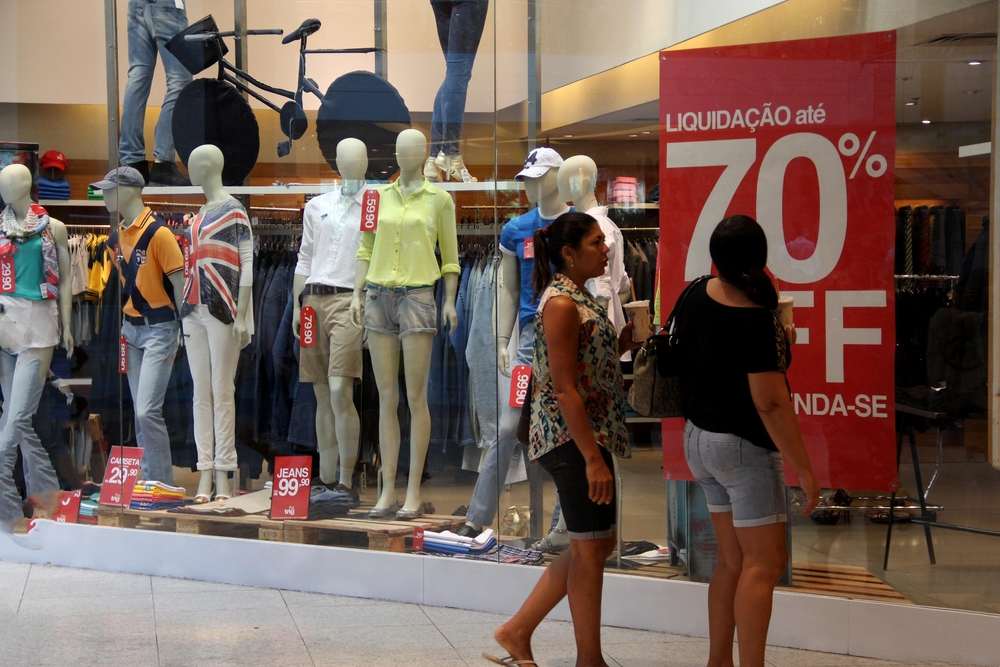 Comércio encerra semestre com pior nível de confiança em 2 anos
