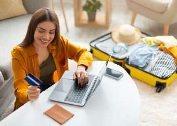 Decolar expande oferta omnicanal e aposta em lojas físicas próprias e franquias