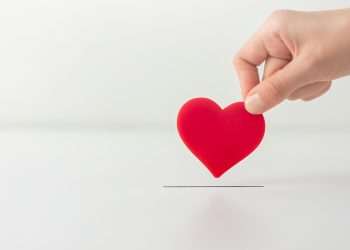 Do consumo à doação: como o varejo pode impactar o mundo com produtos sociais