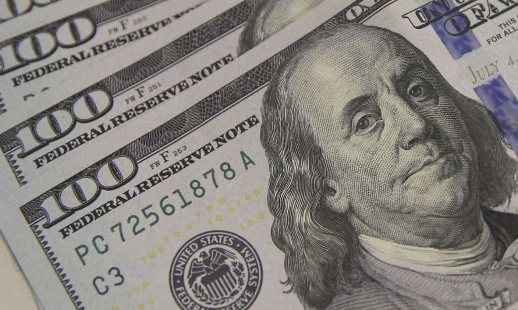 Dólar cai pela 11ª vez e tem maior sequência de quedas em 20 anos