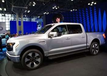 EUA: Ford reduz preço da picape elétrica F-150 Lightning em até 17% e ação cai em NY