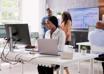 Mulheres negras recebem 48% do que ganham homens brancos