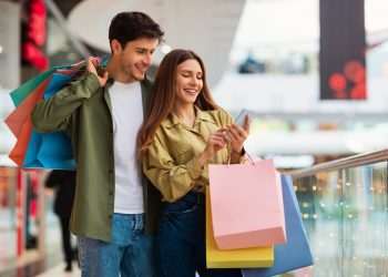 Três entre 4 consumidores olham preço na internet antes de ir comprar no shopping