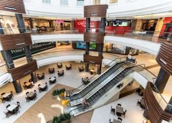 Fluxo de consumidores em shopping sobe 16% em julho ante julho de 2022