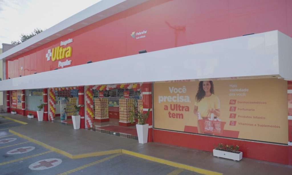 Drogarias Ultra Popular adota estratégia para se aproximar do consumidor