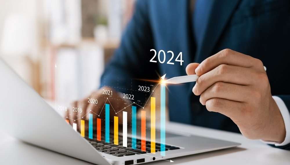 A previsão do mercado financeiro para o crescimento da economia brasileira neste ano subiu de 2,68% para 2,96%. A estimativa está no Boletim Focus desta segunda-feira (16), pesquisa divulgada semanalmente pelo Banco Central (BC) com a projeção para os principais indicadores econômicos. A revisão de 0,28 ponto percentual para cima ocorre após a divulgação do Produto Interno Bruto (PIB - a soma dos bens e serviços produzidos no país) do segundo trimestre do ano, que surpreendeu e subiu 1,4% em comparação ao primeiro trimestre. De acordo com o Instituto Brasileiro de Geografia e Estatística (IBGE), na comparação com o segundo trimestre de 2023, a alta foi de 3,3%. Para 2025, a expectativa para o PIB permaneceu em 1,9. Para 2026 e 2027, o mercado financeiro também projeta expansão do PIB em 2%, para os dois anos. Em 2023, também superando as projeções, a economia brasileira cresceu 2,9%, com um valor total de R$ 10,9 trilhões, de acordo com o IBGE. Em 2022, a taxa de crescimento havia sido 3%. A previsão de cotação do dólar está em R$ 5,40 para o fim deste ano. No fim de 2025, a previsão é que a moeda norte-americana fique em R$ 5,35. Inflação Nesta edição do Focus, a previsão para o Índice Nacional de Preços ao Consumidor Amplo (IPCA) – considerada a inflação oficial do país – em 2024 passou de 4,3% para 4,35%. Para 2025, a projeção da inflação ficou em 3,95%. Para 2026 e 2027, as previsões são de 3,61% e 3,5%, respectivamente. A estimativa para 2024 está acima da meta de inflação, mas ainda dentro de tolerância, que deve ser perseguida pelo BC. Definida pelo Conselho Monetário Nacional (CMN), a meta é de 3% para este ano, com intervalo de tolerância de 1,5 ponto percentual para cima ou para baixo. Ou seja, o limite inferior é 1,5% e o superior 4,5%. A partir de 2025, entrará em vigor o sistema de meta contínua e, assim, o CMN não precisa mais definir uma meta de inflação a cada ano. O colegiado fixou o centro da meta contínua em 3%, com margem de tolerância de 1,5 ponto percentual para cima ou para baixo. Em agosto, puxado principalmente pelas quedas de preços em alimentos e despesas com habitação, houve deflação de 0,02% no país, após o IPCA ter registrado inflação de 0,38% em julho. De acordo com o IBGE, em 12 meses, o IPCA acumula 4,24%. Taxa de juros Para alcançar a meta de inflação, o Banco Central usa como principal instrumento a taxa básica de juros, a Selic, definida em 10,5% ao ano pelo Comitê de Política Monetária (Copom). Diante de um ambiente externo adverso e do aumento das incertezas econômicas, na última reunião, no fim de julho, o BC decidiu pela manutenção da Selic, pela segunda vez seguida, após um ciclo de sete reduções que foi de agosto de 2023 a maio de 2024. De março de 2021 a agosto de 2022, o Copom elevou a Selic por 12 vezes consecutivas, em um ciclo de aperto monetário que começou em meio à alta nos preços de alimentos, energia e combustíveis. Por um ano, de agosto de 2022 a agosto de 2023, a taxa foi mantida em 13,75% ao ano, por sete reuniões seguidas. Com o controle dos preços, o BC passou a realizar os cortes na Selic. Antes do início do ciclo de alta, em março de 2021, a Selic tinha sido reduzida para 2% ao ano, no nível mais baixo da série histórica iniciada em 1986. Por causa da contração econômica gerada pela pandemia de covid-19, o Banco Central tinha derrubado a taxa para estimular a produção e o consumo. O índice ficou no menor patamar da história de agosto de 2020 a março de 2021. A próxima reunião do Copom está marcada para esta terça-feira (17) e quarta-feira (18). Para o mercado financeiro, a Selic deve subir novamente para 10,75% ao ano nesta reunião e encerrar 2024 em 11,25% ao ano. Para o fim de 2025, a estimativa é que a taxa básica caia para 10,5% ao ano. Para 2026 e 2027, a previsão é que ela seja reduzida, novamente, para 9,5% ao ano e 9% ao ano, respectivamente. Quando o Copom aumenta a taxa básica de juros a finalidade é conter a demanda aquecida, e isso causa reflexos nos preços porque os juros mais altos encarecem o crédito e estimulam a poupança. Mas, além da Selic, os bancos consideram outros fatores na hora de definir os juros cobrados dos consumidores, como risco de inadimplência, lucro e despesas administrativas. Desse modo, taxas mais altas também podem dificultar a expansão da economia. Quando a taxa Selic é reduzida, a tendência é que o crédito fique mais barato, com incentivo à produção e ao consumo, reduzindo o controle sobre a inflação e estimulando a atividade econômica.