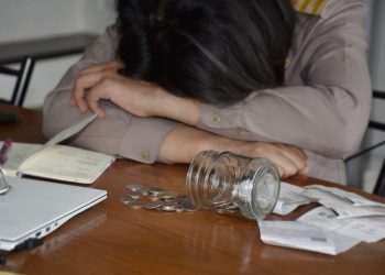 Endividamento cai pelo 2º mês seguido, mas inadimplência preocupa