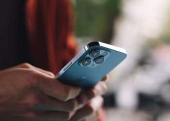 Evitando culpar tarifas, Apple cogita aumentar preço do iPhone e usar IA para melhorar bateria