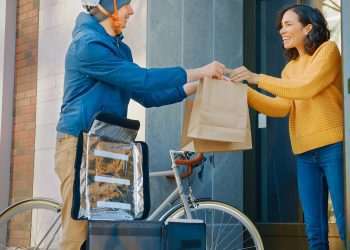 Redução de estabelecimentos que oferecem opção de delivery chega a 16% no último ano