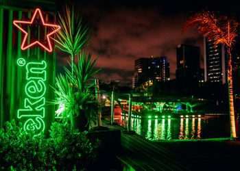 Heineken inaugura bar flutuante no Rio Pinheiros, em São Paulo