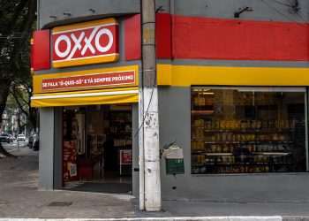 Oxxo e Nestlé apostam em retail media com painéis de LED em loja na capital paulista