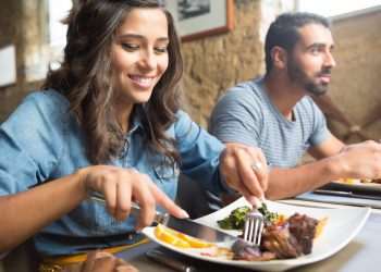 Trabalhador brasileiro gasta, em média, R$ 46,60 para almoçar fora de casa