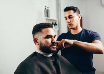 Volume de serviços cai 0,9% em agosto, mostra IBGE