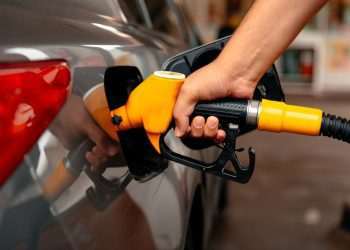 Gasolina está R$ 0,11 mais cara no Brasil do que no exterior; diesel, R$ 0,44 mais barato