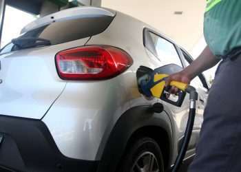 Preço da gasolina cai 0,51% nos postos após reajuste anunciado pela Petrobras, mostra IPTL