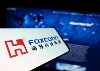 A Foxconn, uma das maiores fornecedoras da Apple, disse que está cooperando com autoridades chinesas, após uma mídia estatal chinesa informar que a empresa de eletrônicos enfrenta investigações por impostos e uso de terra na China.