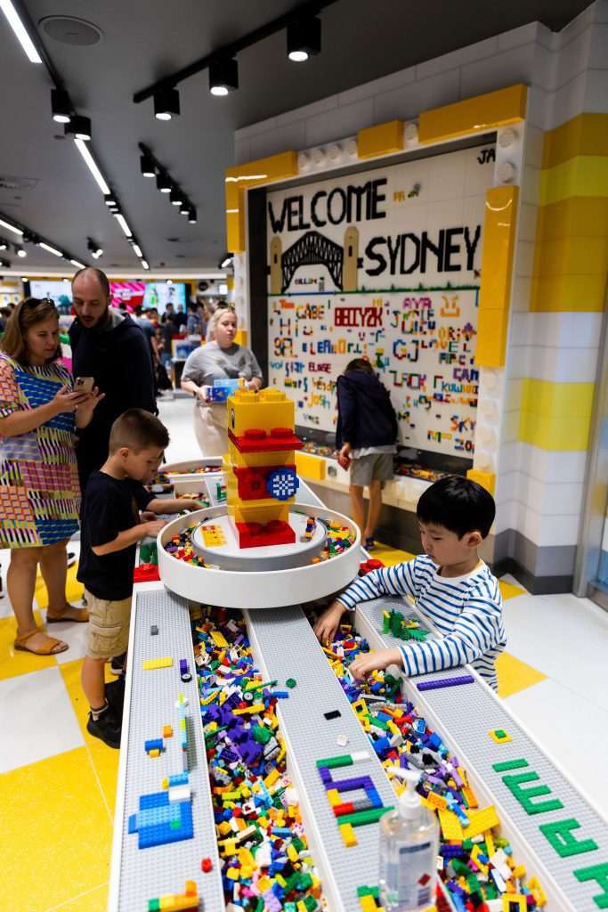 A Lego escolheu o coração comercial da cidade de Sidney, uma das mais importantes da Austrália, para abrir a sua maior loja no mundo.