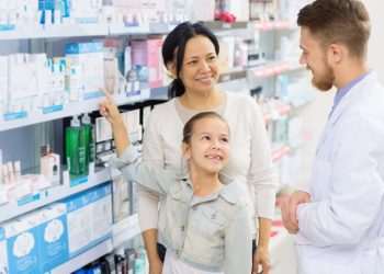 Quatro em dez brasileiros compram artigos de perfumaria em farmácias