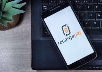 O super app RecargaPay anuncia a expansão de sua Conta PJ, agora acessível para todas as empresas com o Cadastro Nacional da Pessoa Jurídica (CNPJ). Com a novidade, empreendedores de todos os segmentos e tamanhos, sejam pequenas, médias ou grandes empresas, além de associações e entidades com ou sem fins lucrativos, poderão abrir uma conta gratuita no aplicativo e acessar uma série de benefícios exclusivos. Entre eles, ganhos extras no pagamento de contas e boletos e um bônus diário de 106% do CDI. O app permite ainda o gerenciamento e a emissão simplificada de documentações, como o imposto DAS, agregando mais praticidade, economia e segurança no dia a dia dos clientes. A expansão da Conta PJ do RecargaPay acompanha o crescimento do empreendedorismo no Brasil, que registrou a abertura de 2,8 milhões de pequenas empresas entre janeiro e agosto de 2024, segundo dados do Sebrae. Em 2023, por exemplo, o número de clientes com perfil de pessoa jurídica do RecargaPay também avançou: no último ano, o app viu o número de clientes com CNPJ triplicar. Inicialmente voltado apenas para Microempreendedores Individuais (MEIs) e Empresário Individual (EI), o portfólio de soluções financeiras da empresa para o público PJ agora atende também os modelos de negócios em Sociedade LTDA, Sociedade Limitada Unipessoal (SLU), Sociedade Simples e Sociedade Anônima (SA). “A missão do RecargaPay é simplificar a vida dos empreendedores, independentemente do tamanho do negócio. A expansão da Conta PJ é um reflexo desse trabalho de mais de uma década no mercado. Queremos continuar apoiando os empreendedores brasileiros com uma solução financeira prática, segura e conveniente. Eles precisam focar no que realmente importa: cuidar do negócio, fazer ele crescer”, comenta Wenceslao Frers, Senior VP de PJ do RecargaPay. Com a nova fase do serviço, o RecargaPay passa a oferecer benefícios que vão além do óbvio para novos perfis de empreendedores, como o Pix QR Code sem custos, uma maquininha com as menores taxas do mercado e a oferta de um bônus diário equivalente a uma porcentagem do CDI sobre o saldo das vendas recebidas. Além disso, os clientes podem revender serviços do app, como recarga de celular e cartões de transporte, e ainda ganhar uma renda extra. Essas funcionalidades fortalecem a competitividade dos negócios, oferecendo uma alternativa que integra economia, ganho adicional e inovação no processo de cobrança e pagamento.