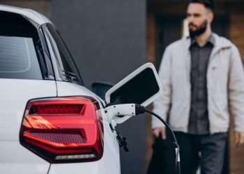 Governo retoma imposto de importação para carros elétricos a partir de 2024