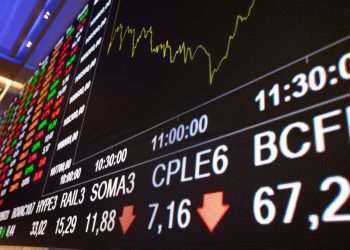 Bolsa bate recorde e dólar cai após aprovação da reforma tributária