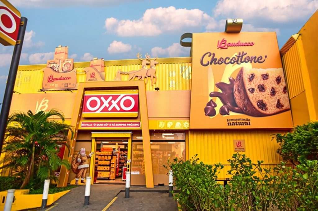 Oxxo e Bauducco se unem e decoram lojas para celebrar a chegada do Natal