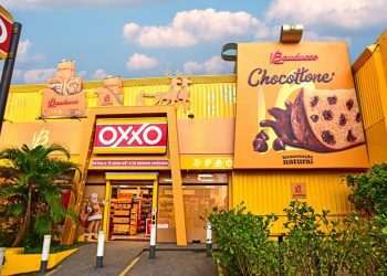 Oxxo e Bauducco se unem e decoram lojas para celebrar a chegada do Natal