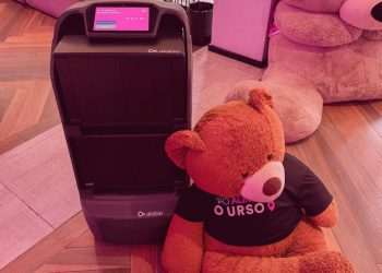 Housi integra robô autônomo ao serviço de quarto para hóspedes da unidade Faria Lima