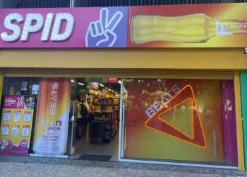 Loja "veste" fantasia de marca para receber foliões no Carnaval do Rio