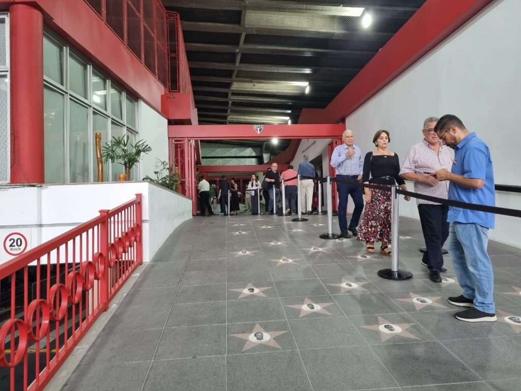 Família do empresário Abilio Diniz abre velório ao público no Estádio do MorumBis