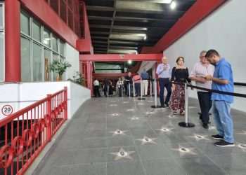 Família do empresário Abilio Diniz abre velório ao público no Estádio do MorumBis