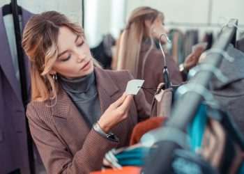 Para 66% dos brasileiros, preço é fator decisivo na compra de roupas e sapatos