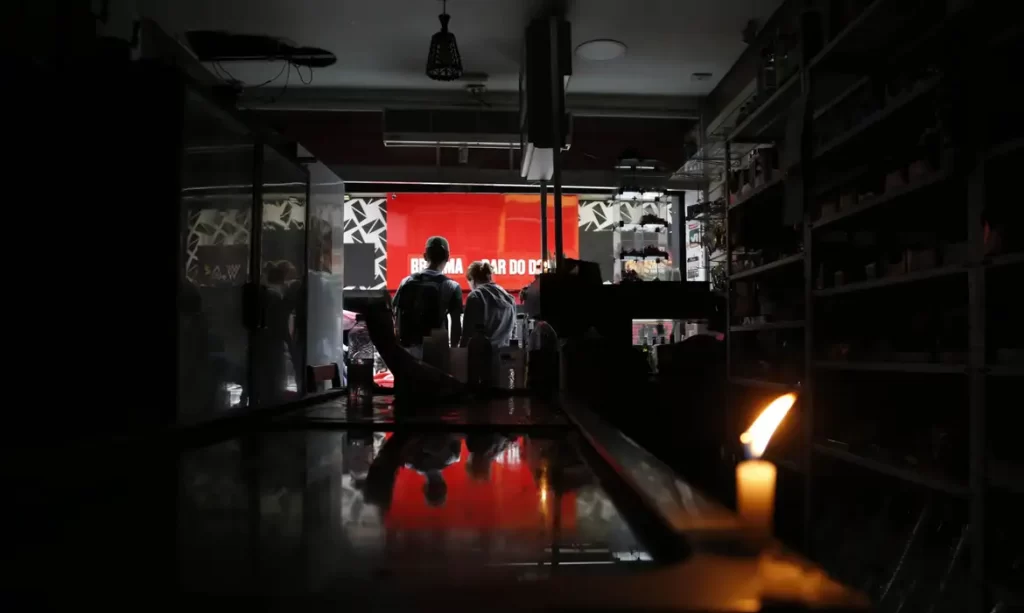 Comerciantes reclamam de prejuízos no quinto dia de apagões no centro de São Paulo