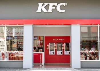 KFC avança na digitalização e conta com totens de autoatendimento em 88% de suas lojas