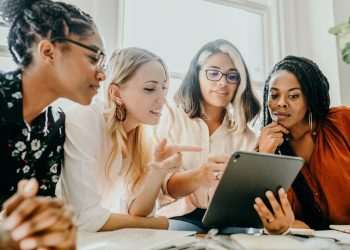 Líderes mulheres recebem 2,8% menos que os homens no setor de tecnologia