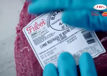 JBS inicia doação de mil toneladas de proteína no RS com presença de Paulo Pimenta