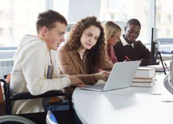 ClearSale lança programa inclusivo com 30 vagas exclusivas para PCDs