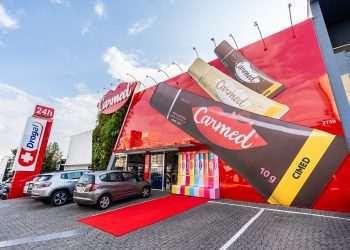 Cimed transforma fachadas de farmácias em ativação de Carmed e aumenta vendas