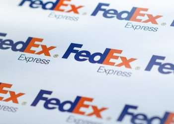 FedEx produz cobertores para doação a partir da reciclagem de tecidos