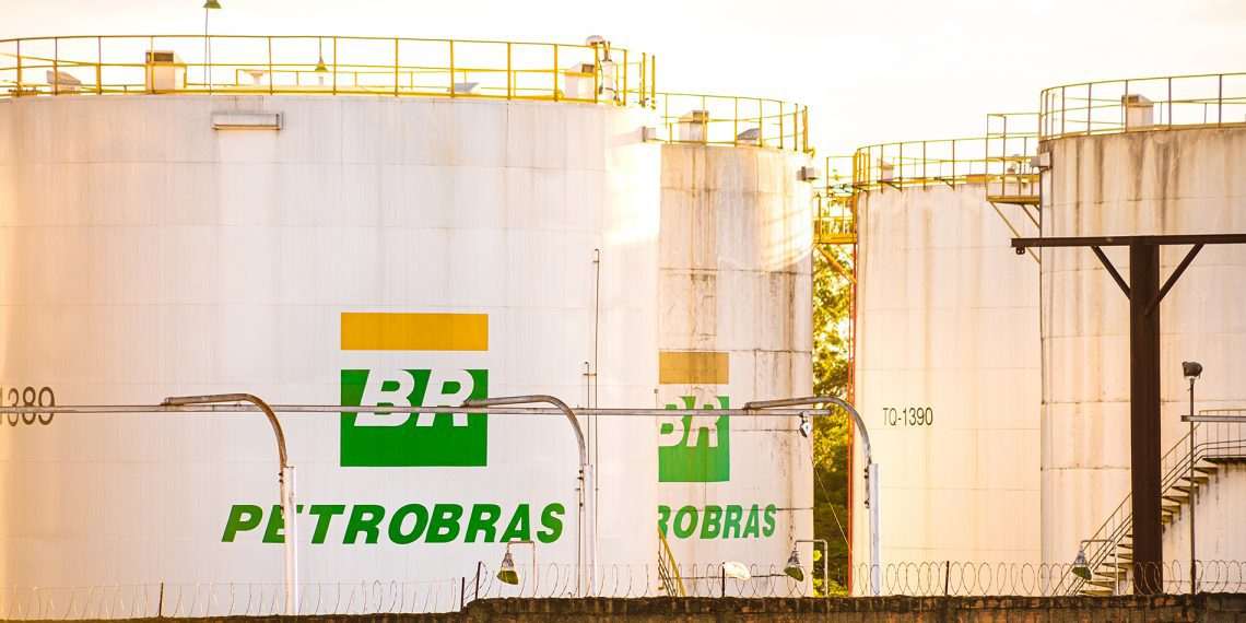 Petrobras retoma programa naval e prevê cinco navios próprios até o final de 2025