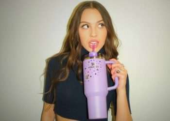 Stanley lança copo em colaboração com Olivia Rodrigo com foco na geração Z