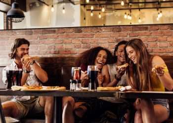 Consumo fora de casa apresenta aumento de 38% no faturamento em 2024