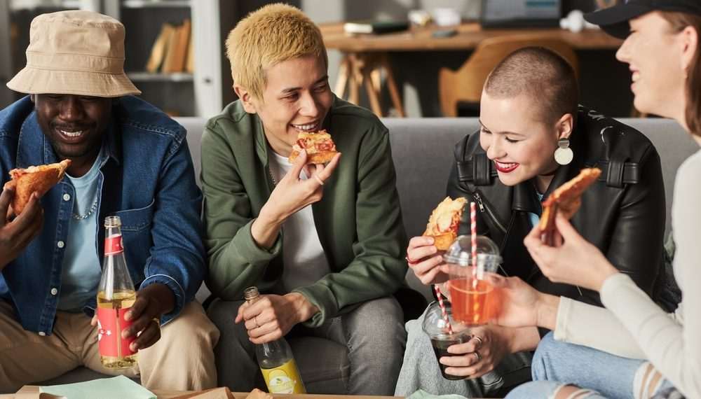 Cinco entre dez consumidores da geração Z têm o hábito de pedir comida por delivery